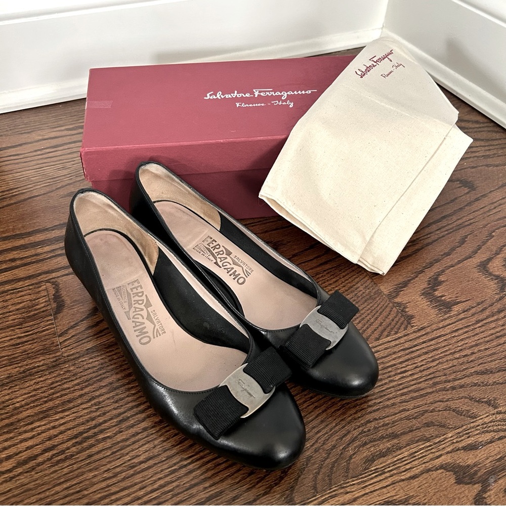 Gently worn black Ferragamo Vara pumps in size 36.5